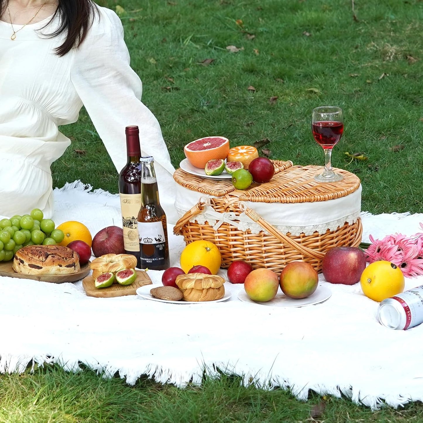 Wicker Picnic Basket / Cream Liner W/willow Lid