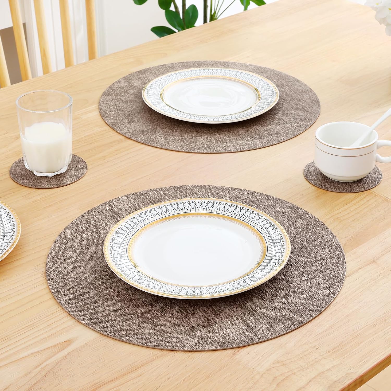 Homaxy Round Faux Leather Placemats and Coasters, Set of 4, Light Brown | Washable Dual-side Table Mats, Wipeable Place
