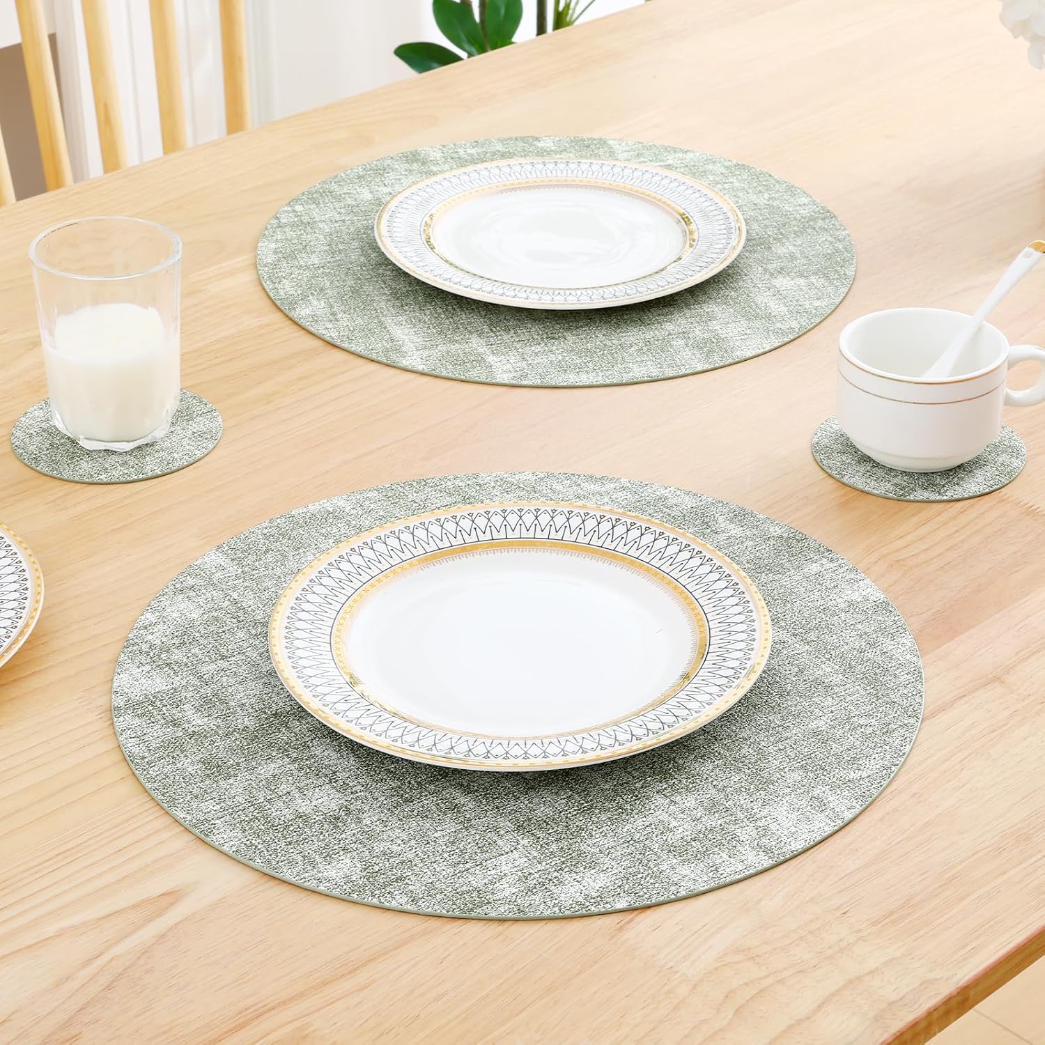 Homaxy Round Faux Leather Placemats and Coasters, Set of 8, Grass Green | Washable Dual-side Table Mats, Wipeable Place