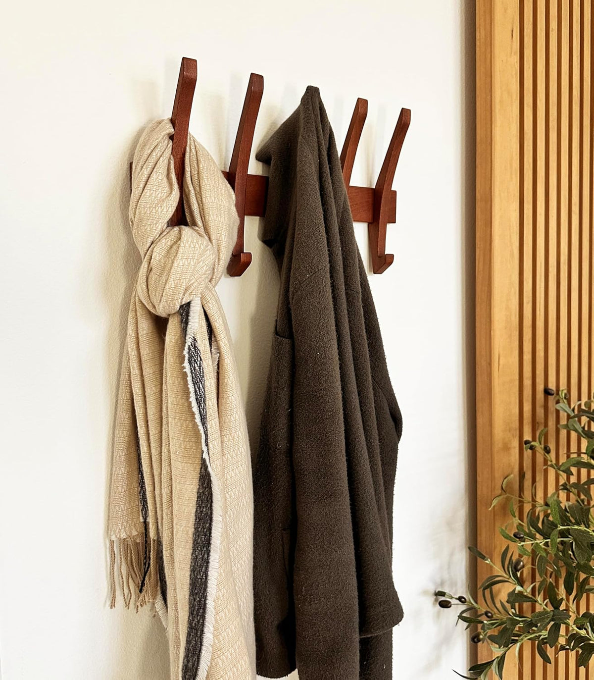 Wooden Wall Hook Rack with 5 Hooks, Solid Sapele Wood Coat Rack, Mid-Century Modern Wall Mounted Entryway Organizer