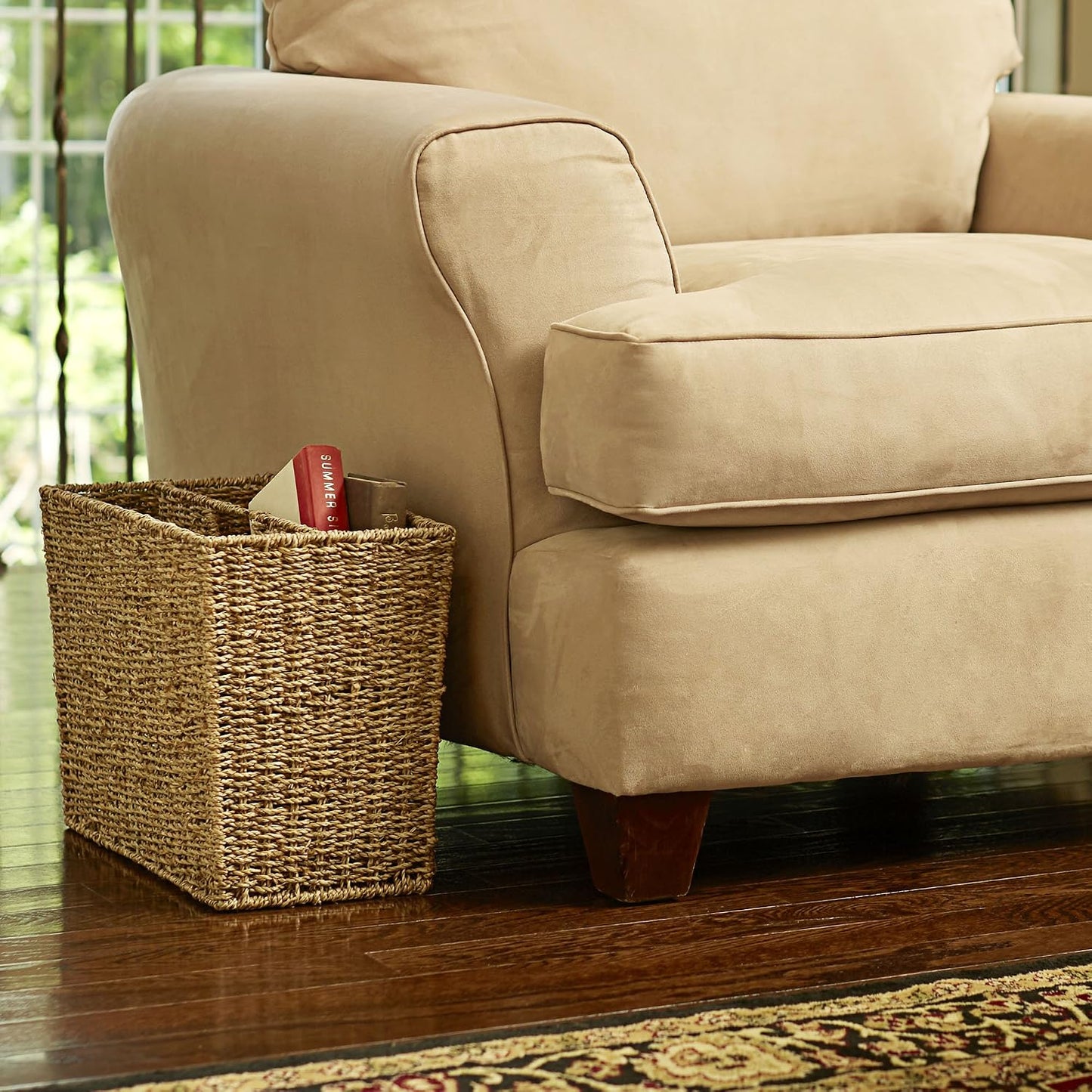 Household Essentials Wicker Magazine Rack, Handwoven Seagrass, Strong Metal Wire Frame, Built-In Handle and Divider