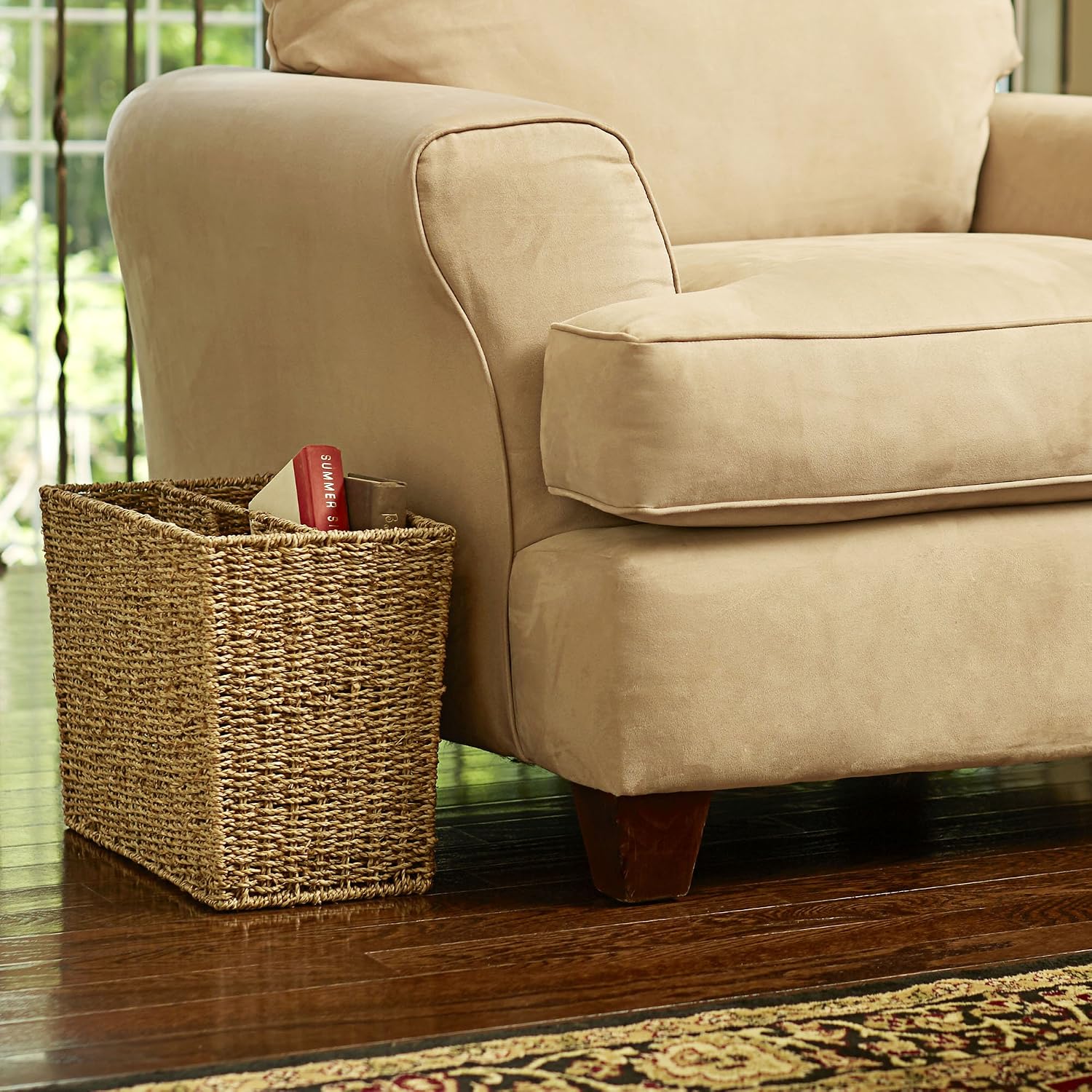 Household Essentials Wicker Magazine Rack, Handwoven Seagrass, Strong Metal Wire Frame, Built-In Handle and Divider