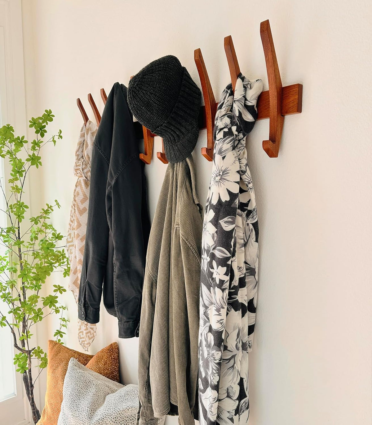 Wooden Wall Hook Rack with 5 Hooks, Solid Sapele Wood Coat Rack, Mid-Century Modern Wall Mounted Entryway Organizer