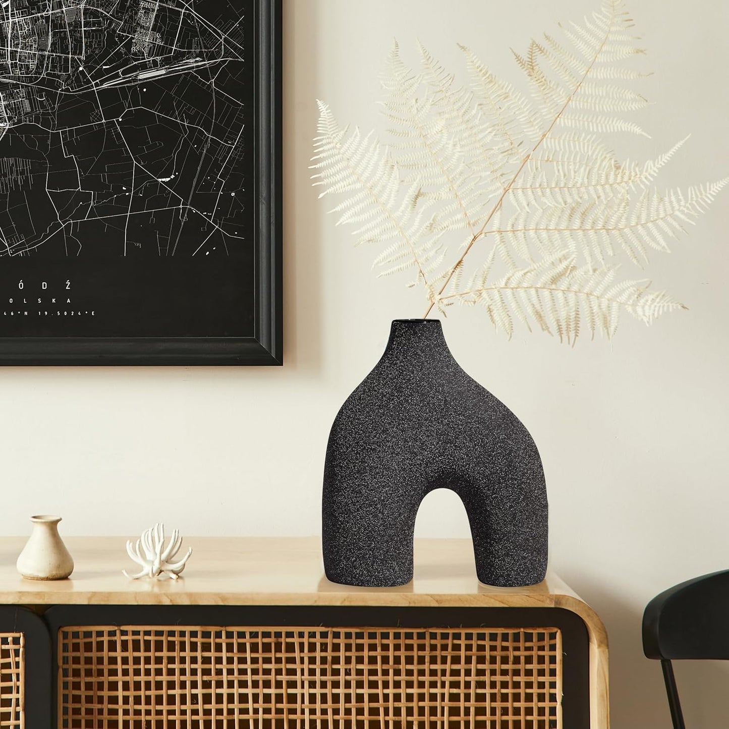 Modern Round U-Shaped Vase / 8 x 3.35 x 9.3 / Black - U-shaped