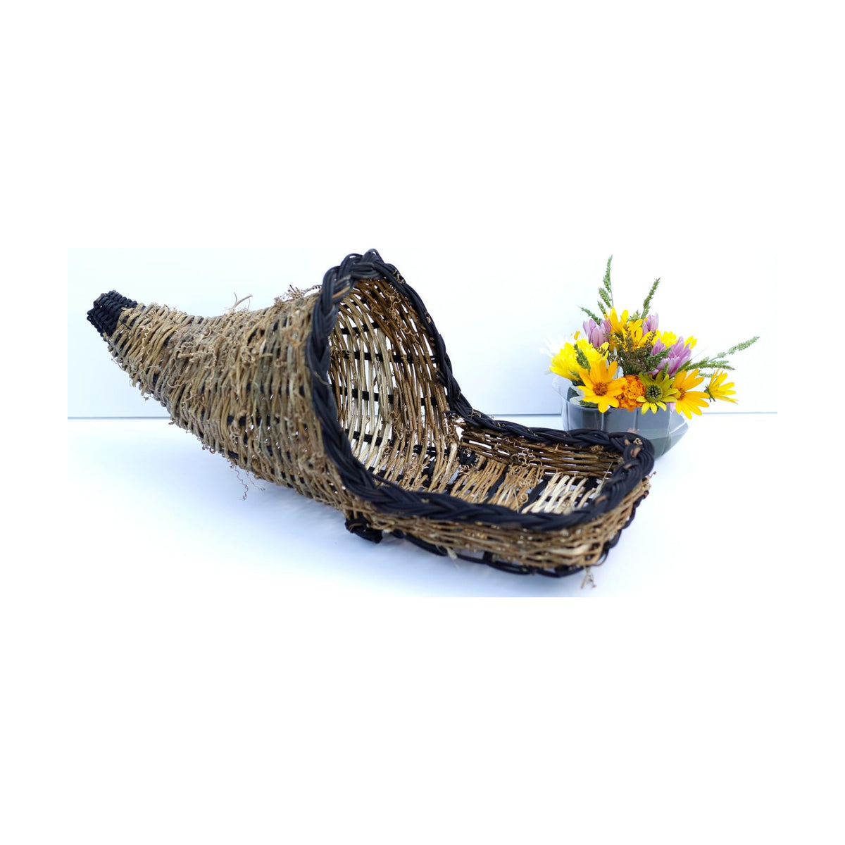 cornu copia basket Black Edge - size. 20 inches