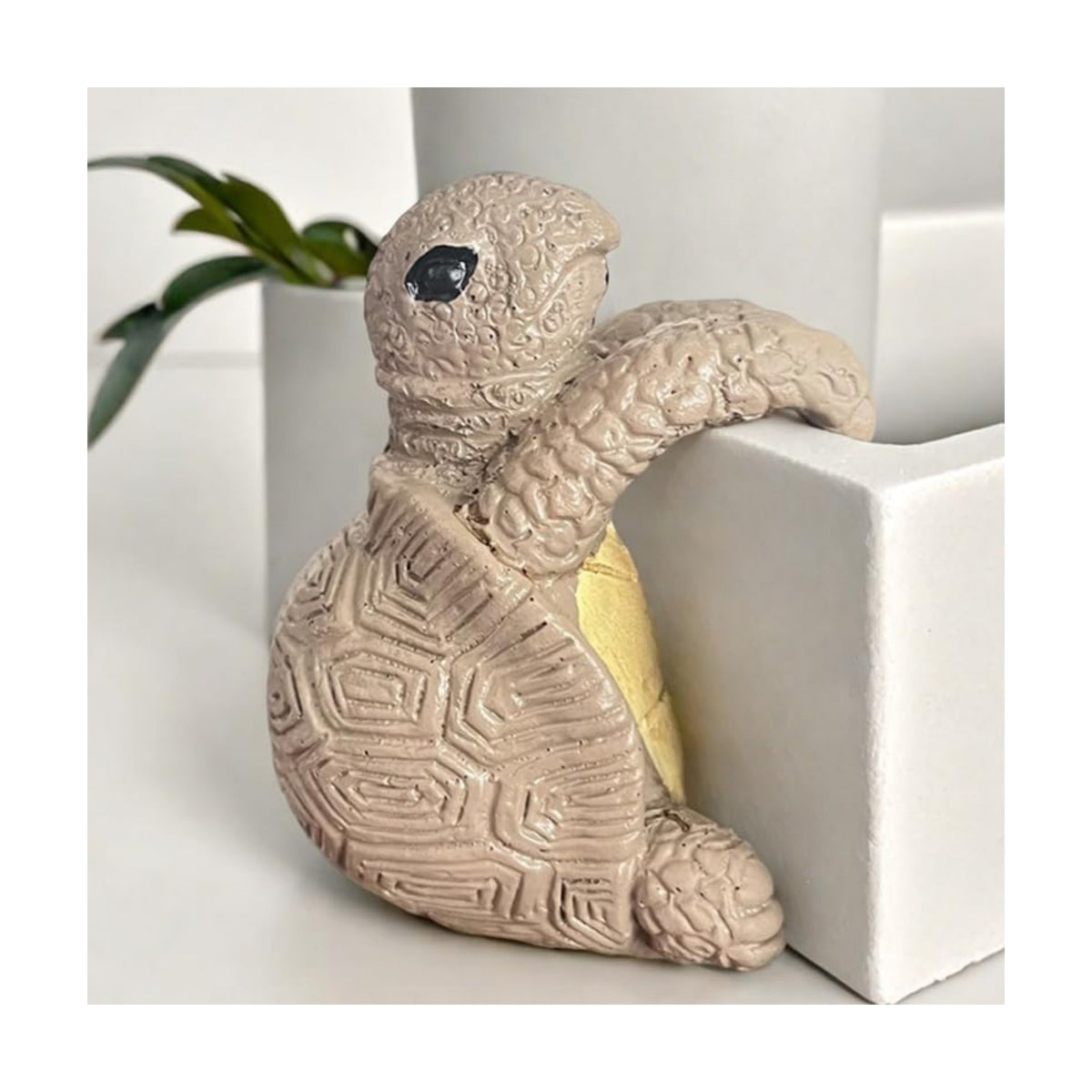 Tortoise Figure Plant Pot Hanger, Turtle Flower Pot Hugger, Resin Tortoise Statue, Funny Pot Huggers for Planters, Cute Climbing Tortoise Flower Pot Hugger, Garden Fence Balcony Patio Yard (GRAY)