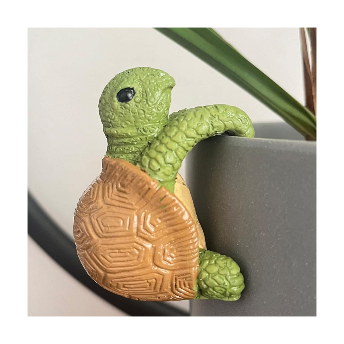 Tortoise Figure Plant Pot Hanger, Turtle Flower Pot Hugger, Resin Tortoise Statue, Funny Pot Huggers for Planters, Cute Climbing Tortoise Flower Pot Hugger, Garden Fence Balcony Patio Yard (BROWN)