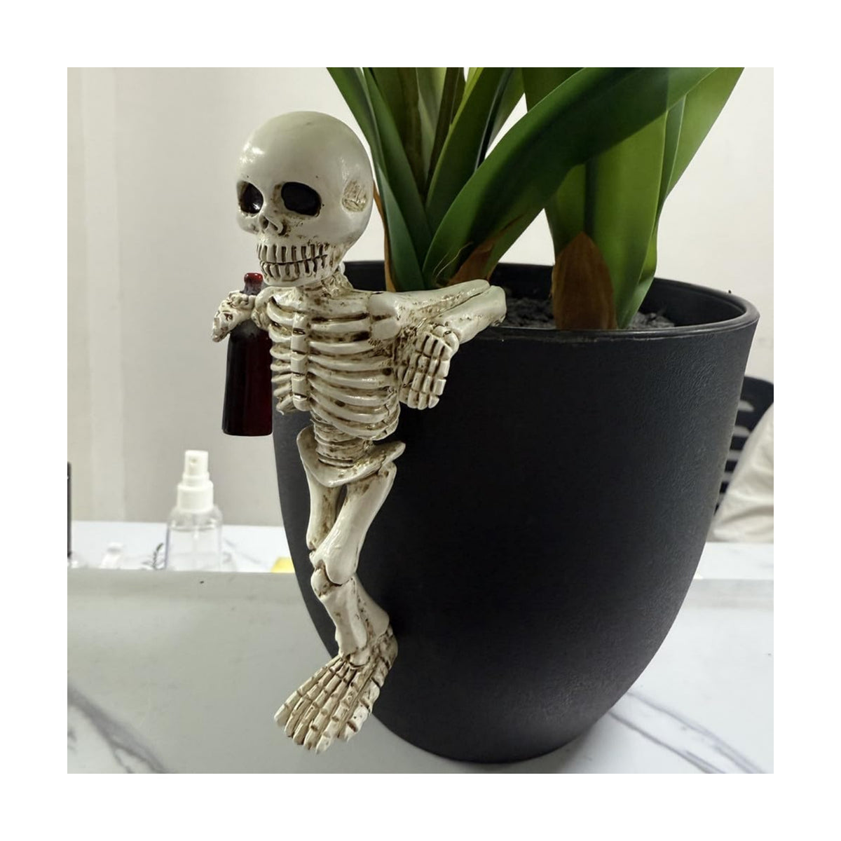 Halloween Skeleton Flowerpot Decoration, Weather Resistant Resin Garden Statue (Black Cup)